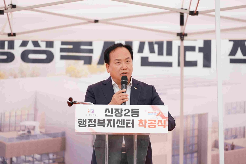 오산시가 15일 수청동 621-1번지 신장2동 청사 건립부지에서‘신장2동 행정복지센터 건립공사’ 착공식을 열고 첫 삽을 떴다. 이권시장이 인사말을 하고 있다.