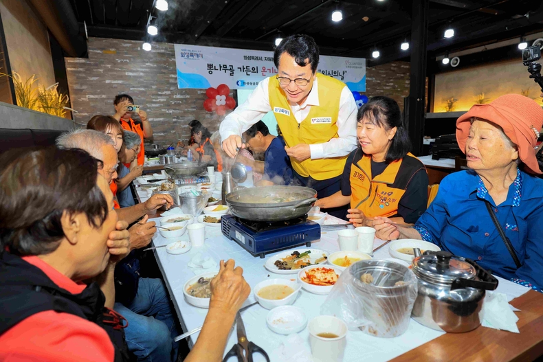 정명근 화성특례시장이 15일 온기나눔 희망밥상 행사에서 주민들과 소통하고 있다.