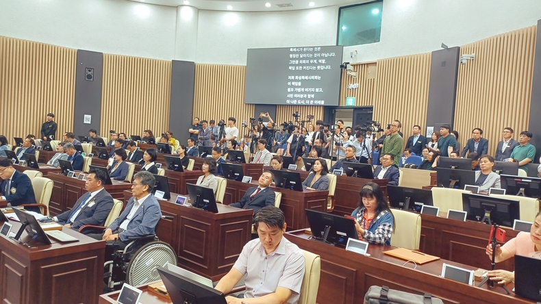 화성특례시 출입기자들이 의정활동공유회 앞서 취재활동을 하고 있다. (사진=정일수 기자)