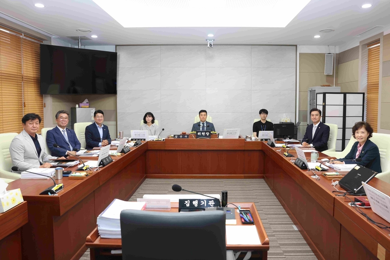 평택시의회 복지환경위원회가 2025년도 행정사무감사를 성공적으로 마쳤다