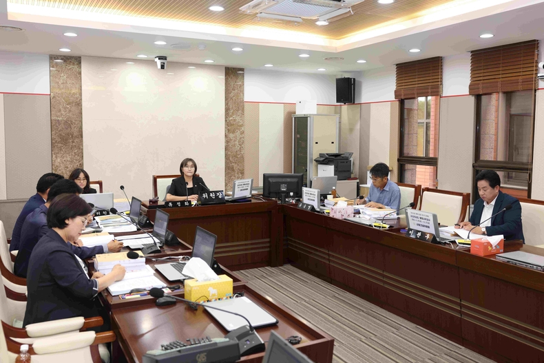 평택시의회 산업건설위원회가 2025년도 행정사무감사를 진행하고 있다.