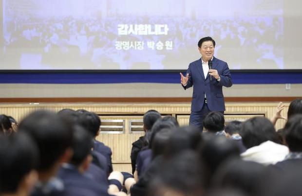 박승원 광명시장이 청소년들에게 직접 자치분권의 가치를 전하며 스스로 생각하고 실천하는 주체적 시민으로 성장할 수 있는 계기를 제공했다..