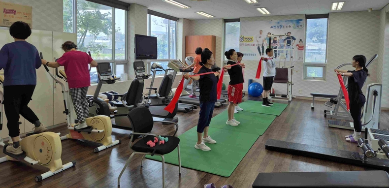 화성특례시가 정림보건진료소에서 지역 주민 대상 맞춤 건강 체조교실을 운영하고 있다.