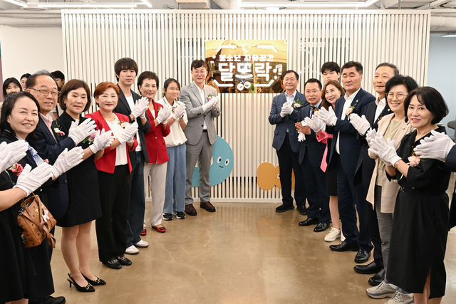 안산시가 월피동 도시재생 뉴딜사업의 일환으로 조성한 ‘문화어울림센터’ 및 청소년 자유공간 ‘달뜨락’이 개관식을 갖고 본격 운영에 들어갔다.