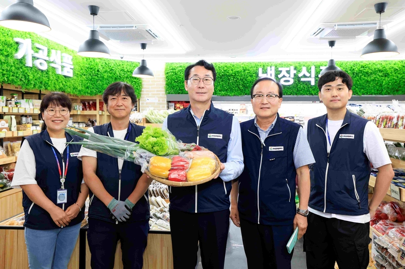 정명근 화성특례시장이 16일 로컬푸드 직매장 유앤아이점 직원들을 격려하고 함께 기념촬영을 하고 있다.