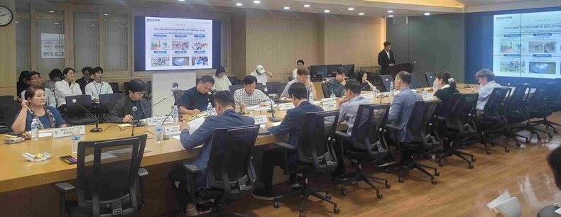 평택시가 시청 본관 2층 종합상황실에서 ‘2025 제13회 경기정원문화박람회’ 행사 대행 용역 중간 보고회를 개최했다.
