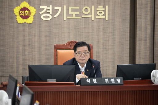 경기도의회 건설교통위원회가 제385회 임시회 1차 회의에서 '화물자동차 불법 주박차 근절을 위한 현실적 방안 마련 촉구 건의안'을 위원회 안으로 의결했다.