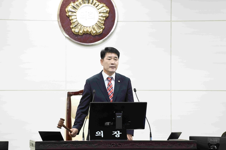배정수 의장이 제243회 임시회 2차 본회의 개의 선언하고 있다.