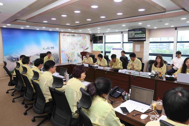 평택시의회 산업건설위원회가 17일 평택시청 재난안전상황실을 방문해 근무자들을 격려하고 집중호우에 대한 대비를 당부했다.