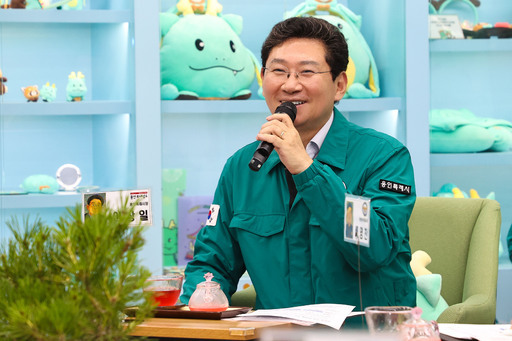 용인시가 시청에서 제13회 안전문화살롱 정기회의를 열어 용인동부·서부경찰서에 방연마스크를 전달하고 시가 도입한 ‘재난대응 현장 지휘차량’의 활용 방안 등을 논의했다.