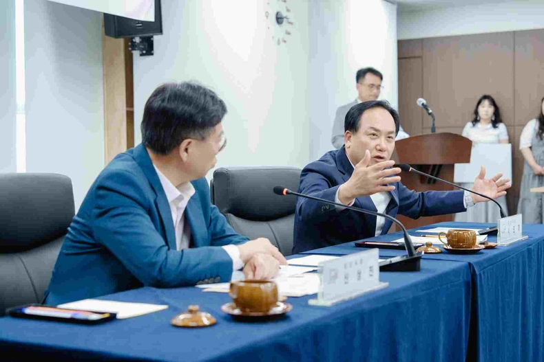 버스 노선 신설 및 증차와 관련해 이권재 시장이 성남시장과 면담을 하고 있다.