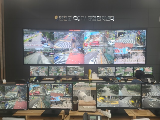 연천군 CCTV통합관제센터가 지능형 CCTV 도입 및 연천경찰서와 협조 체계를 바탕으로 범죄 사각지대를 없애며 군민의 생명과 안전을 지키는 파수꾼 역할을 톡톡히 하고 있다.