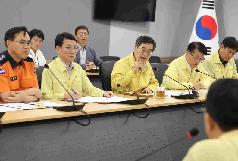 김동연 지사가 18일 경기도청 재난안전1회의실에서 열린‘호우 대처 도-시군 재난안전대책본부 회의’에서 “긴장을 늦추지 말고 도민의 생명과 재산을 잃는 일이 없도록 총력을 다해달라”며 이같이 말했다.