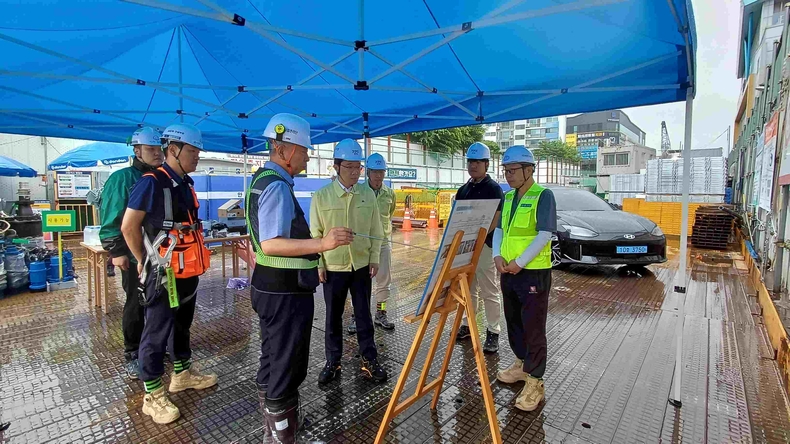 경기도가 도봉산~옥정 철도건설 현장을 대상으로 폭우 및 폭염대비 점검을 실시하고 근로자 안전과 재해 및 시설 보호 대책의 실행 여부를 집중적으로 살펴보고 있다.