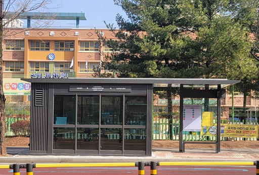 성남시가 폭염, 한파, 미세먼지 등 기후 위기에 대응하고, 시민들이 보다 안전하고 편리하게 버스를 기다릴 수 있도록 ‘스마트 그린·안전 쉼터’ 38곳을 올해 안으로 추가 설치한다.