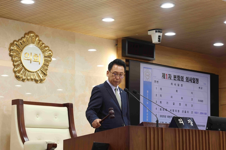 평택시의회가 시의회 2층 본회의장에서 정장선 평택시장 등 관계 공무원이 출석한 가운데 제257회 임시회를 개회하고 28일까지 8일간의 의사일정에 돌입했다.