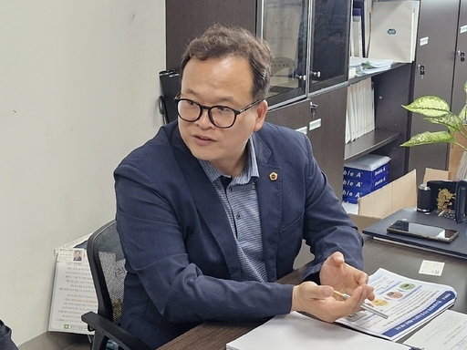 임창휘 경기도의원이 도의회 의원실에서 경기도 및 경기주택도시공사 관계자와 함께 '탄소상쇄공원' 조성 기본방향을 논의하는 정담회를 열었다.