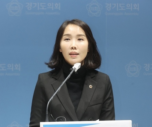 이인애 경기도의원이 성희롱 발언 논란을 밎은 도의회 운영위원장에게 사퇴를 촉구했다.