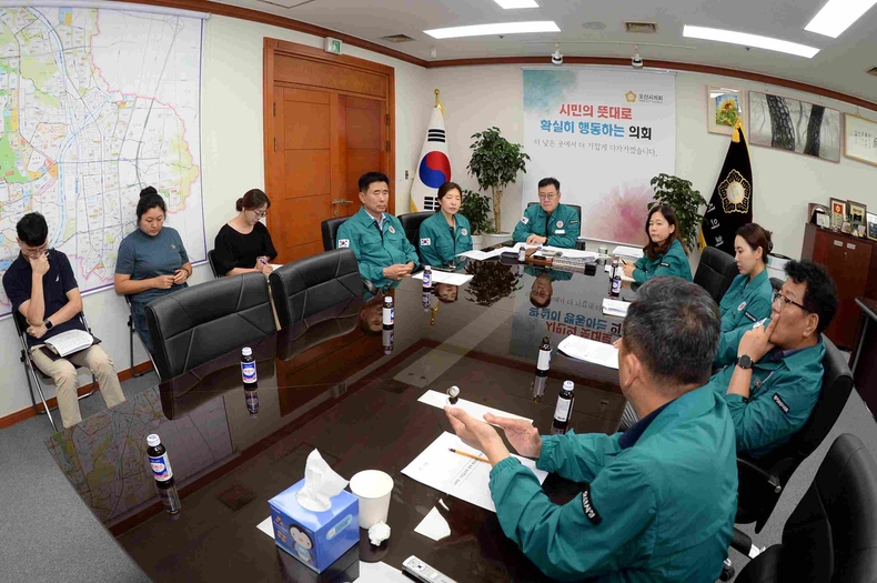 오산시의회(의장 이상복)가 지난 16일 발생한 서부우회로 가장교차로 옹벽 붕괴 사고와 관련해 시민 생명과 안전을 최우선으로 두고 사고 원인 규명과 신속한 복구, 재발 방지를 위한 종합대책 마련에 총력을 다하기로 했다.