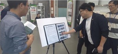 화성특례시의회 의회운영위원장·도시건설위원회 소속 김영수 의원이 화성시실내배드민턴장 실내 피해 현장을 둘러보고 있다.