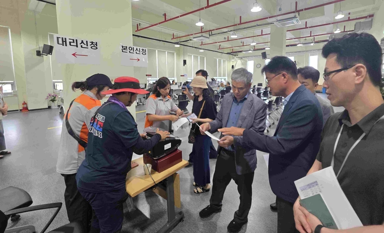 정구원 화성특례시 제1부시장이 소비쿠폰 신청·접수가 진행 중인 남양읍과 송산면 행정복지센터를 직접 방문해 현장 상황을 점검하고, 접수창구 운영 담당자들을 격려했다.