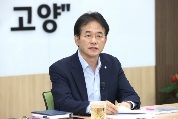 이동환 고양시장이 시청 대회의실에서 간부회의를 개최하고 도시 기반과 미래, 교통 분야의 공약 추진 실적을 점검했다.
