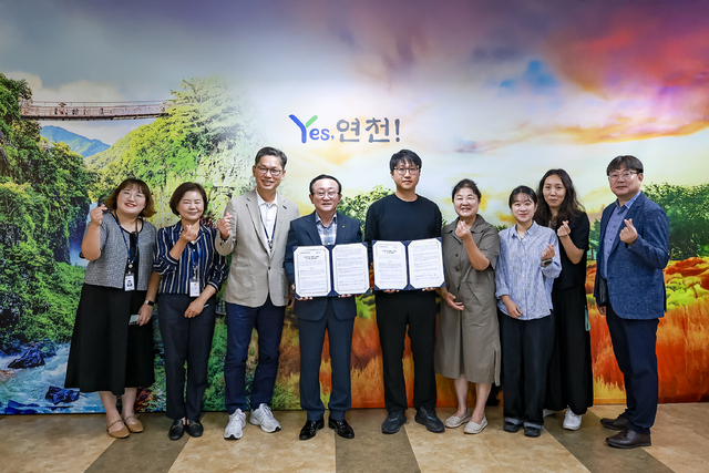 연천군이 본관 2층 군수실에서 연천청정로컬푸드협동조합(이하 조합)과 ‘연천역 광장 로컬푸드 직매장 위·수탁 운영 협약’을 체결했다.