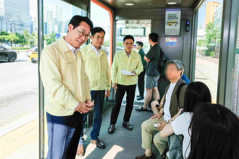 정명근 화성특례시장이 영천동 소재 스마트쉘터 버스정류장 운영상태를 점검하고 시민 의견을 듣고 있다.