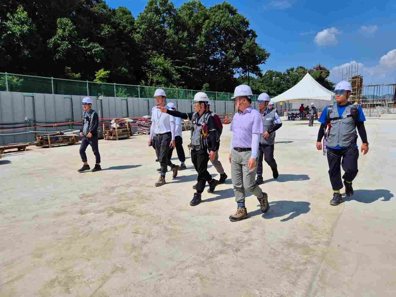 화성특례시가 건설 현장 근로자의 온열질환을 예방하기 위해 지난 3일부터 23일까지 관내 공동주택 건설현장을 대상으로‘폭염 대비 특별 안전점검’을 실시하고 있다.