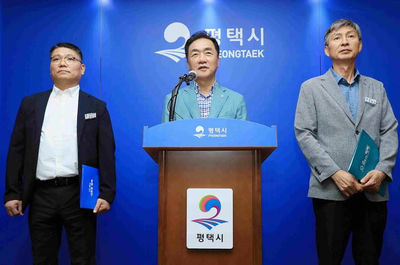 정장선 평택시장이 언론브리핑을 통해 평택호가‘중점관리저수지’로 선정됐다고 설명하고, 평택호를 경기 남부 대표의 생태수변공간으로 탈바꿈하겠다고 밝혔다.