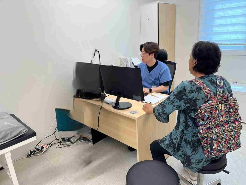 치매관리주치의 시범사업 의료기관으로 선정된 새서울메디컬의원 의료진이 치매환자를 대상으로 맞춤형 진료 상담을 제공하고 있다.