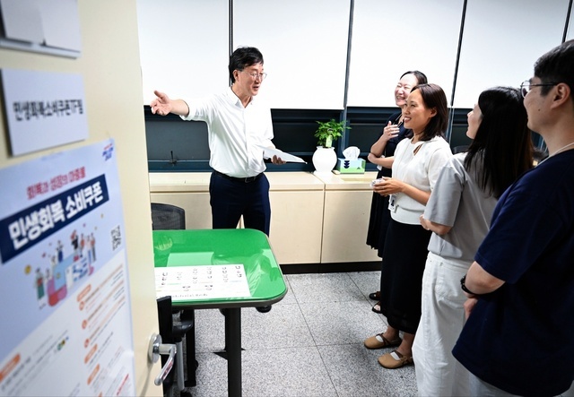 이민근 안산시장이 민생회복 소비쿠폰TF팀 총괄 사무실을 방문해 야근 중인 현장 근무 직원들을 격려하고, 소비쿠폰 집행 준비와 신청 상황을 직접 점검했다.