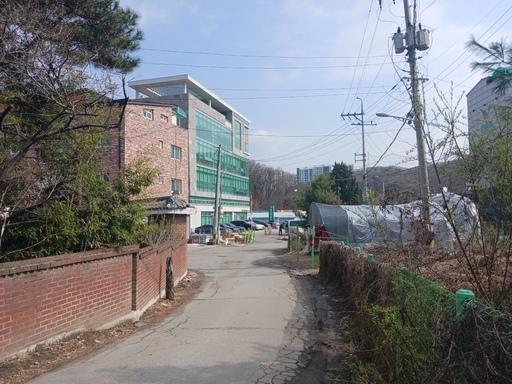 용인시가 수지구 동천동 고기교 재가설 사업 구간에 포함된 고기초 인근(고기로377번길) 차량교행 불편 구간을 우선 정비한다,
