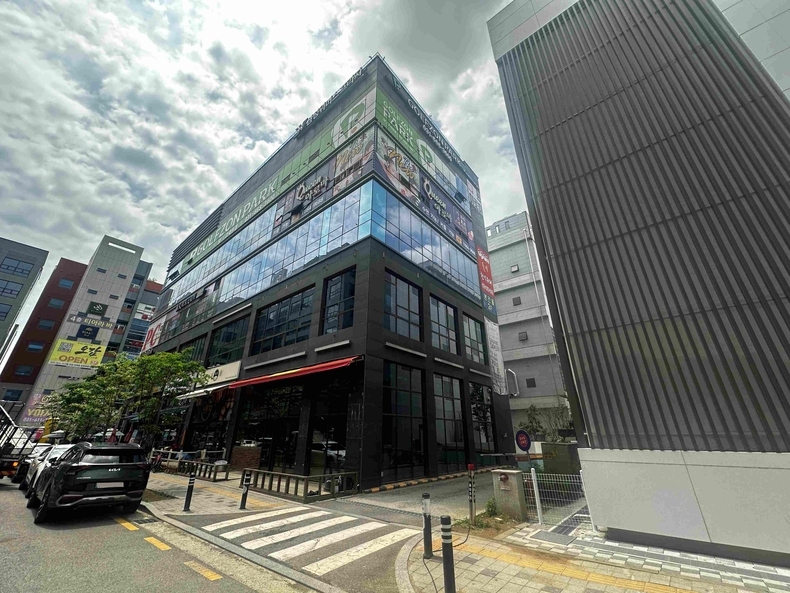 평택시가 고덕신도시 내 무분별하게 부착된 불법 창문 이용 광고물(일명 ‘시트지’) 부착 40개 업소를 대상으로 집중 정비를 완료했다.