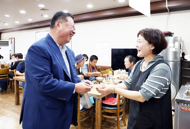 김경일 파주시장이 문산자유시장에서 읍면장과 오찬간담회를 개최하고, ‘민생회복 소비쿠폰’을 파주페이로 결제하며, ‘민생회복 소비쿠폰’ 사용을 독려했다.