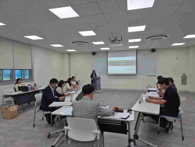 안성시가 학생들에게 제공되는 지역 내 농산물을 공급하는 관내 공급업체 2개소에 대한 성과평가를 하고 있다.
