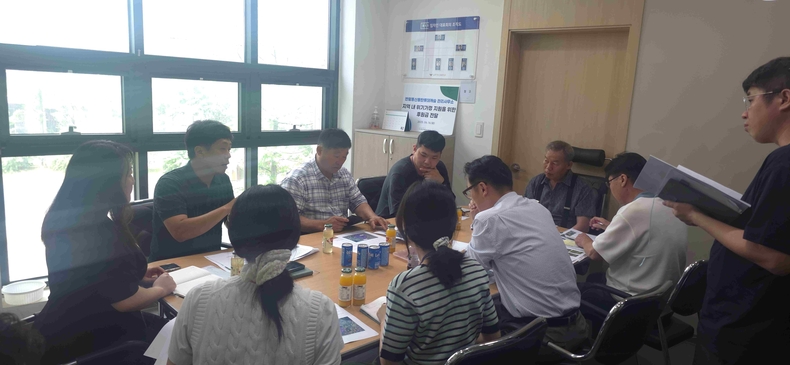 화성특례시의회 도시건설위원회 소속 오문섭 의원이 반월동 L아파트 단지 내 악취 현장을 방문했다.
