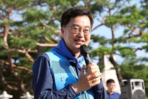 김동연 경기도지사가 28일 파주 임진각 망배단에서 열린 '광복 80주년 맞이 경기둘레길 통일걷기' 출정식에 참석해 인사말을 하고 있다.