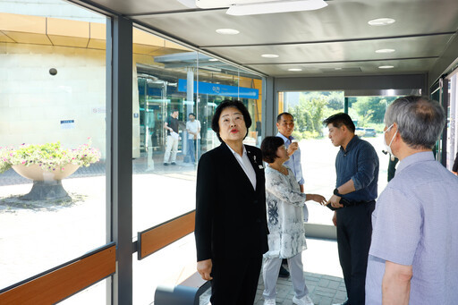 이천시가 경강선 이천역 앞에 스마트 쉘터 설치를 완료하고 운영을 시작했다. 김경희 시장이 주위를 둘러보고 있다.
