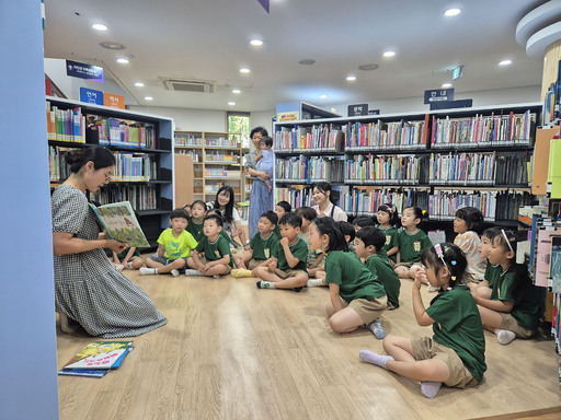 성남시 공공도서관이 무더위 속 이색 피서지로 인기를 끌고 있다. 독서와 문화프로그램, 식사를 한 공간에서 동시에 즐길 수 있어 ‘북(BOOK)캉스’라는 신조어까지 등장했다.