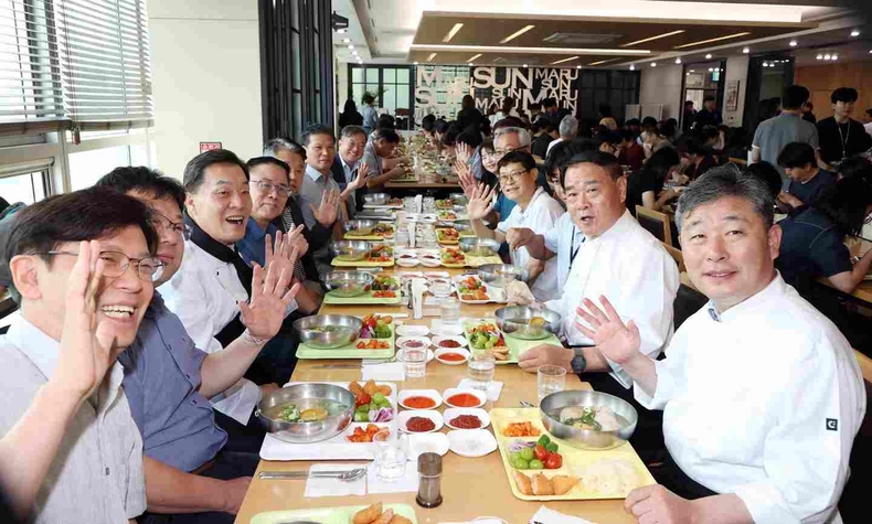 수원특례시의회가 수원시청 구내식당에서 열린 ‘2025 복날 맞이 복달임 직원 격려 행사’에 참석해 무더운 날씨 속에서도 묵묵히 시정 발전을 위해 애쓰는 공직자들을 격려했다.