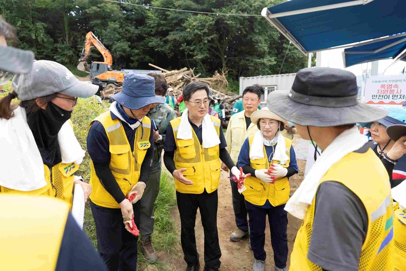 경기도가 집중호우로 큰 피해를 입은 가평군 일대에 자원봉사단을 투입해 수해 복구를 이어가는 가운데 김동연 경기도지사가 31일 자원봉사 현장을 찾아 복구 작업에 동참했다.