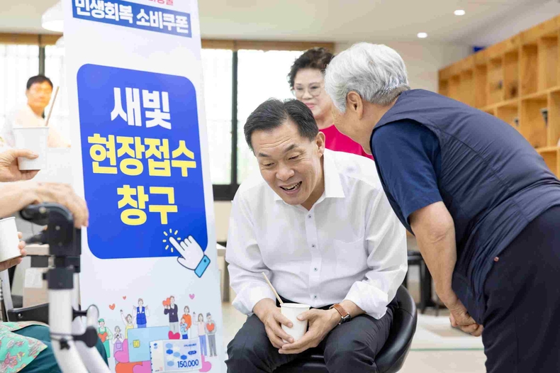 이재준 수원시장이 31일 우만종합사회복지관에 설치된 찾아가는 새빛현장접수청구를 방문해 어르신과 이야기를 나누고 있다.