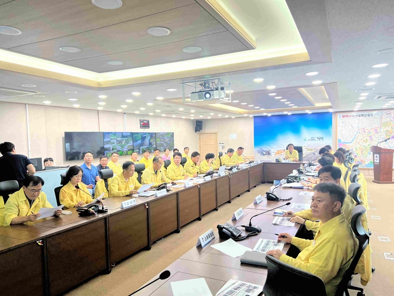 평택시가 3일 시청 재난안전상황실에서 정장선 시장 주재로 부시장, 각 실·국장, 주요 부서 과장 등이 참석한 가운데 집중호우 피해를 대비하기 위한 긴급대책회의를 개최했다.