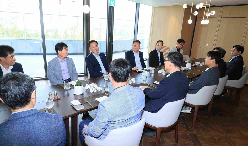 정장선 평택시장이 삼성전자 평택캠퍼스 윤태양 부사장(글로벌 제조&인프라 총괄)을 비롯한 임원들과 함께 반도체산업의 현안과 협력 방안을 논의하는 간담회를 개최했다.