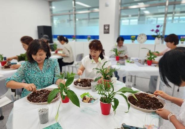 의정부시가 문예숲 커뮤니티센터 흥선점에서 요양보호사, 아이돌보미, 장애인활동보조인 등 돌봄 종사자들을 대상으로 ‘문예숲에서 마음힐링’ 프로그램을 진행했다.