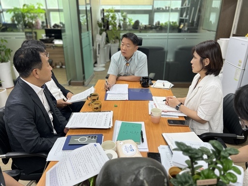 방성환 경기도의회 농정해양위원회 위원장(국민의힘·성남5)이 지난 1일 경기도친환경급식지원센터·경기도농수산진흥원 관계자들과의 간담회에서 "경기도교육청이 추진 중인 학교급식 식재료 구매 방식 변경은 학생 급식 품질과 지역 농가 생존을 동시에 위협할 수 있다"며 재검토를 거듭 촉구했다.