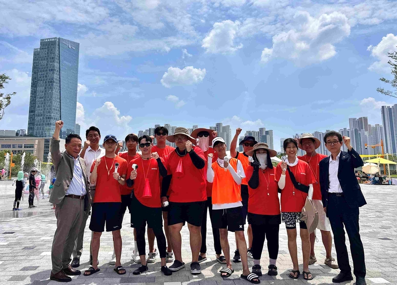 동탄패밀리풀 현장에서 화성도시공사 임직원과 안전요원들이 휴대용 냉각선풍기를 들고‘화이팅’을 외치고 있다.