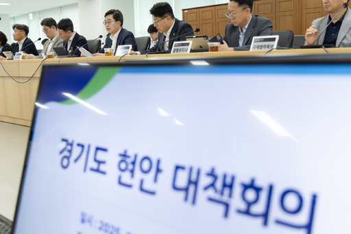 김동연 경기도지사가 5일 경기도청에서 열린 현안 대책 회의에서 "돈 쓰는데 기왕 쓸 거면 빨리 쓰는 게 좋다"며 호우피해 복구와 지원을 신속히 추진하라고 주문했다.