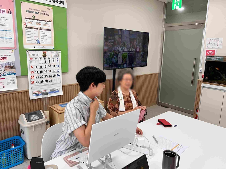 오산시 세교2지구에 위치한 칠복센터(오산종합사회복지관 분관)가 고령층 어르신들을 위한 ‘민생회복 소비쿠폰’ 신청 지원 서비스를 제공하고 있다.